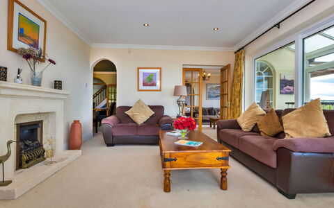 Cliff Lodge: Möbel, Interior Design, Couch, Flooring, Fussboden, Decke, Wohnzimmer, Zimmer, Beleuchtung, Zuhause