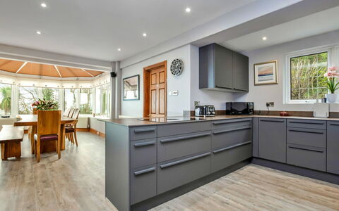 Cliff Lodge: Flooring, Küche, Interior Design, Möbel, Fussboden, Holz, Cabinetry, Countertop, Major Appliance, Küchengerät
