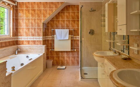 Cliff Lodge: Badezimmer, Interior Design, Armatur, Flooring, Badewanne, Wand, Fussboden, Sinken, Zapfhahn, Bad Sink