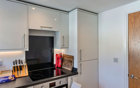 Harbour View: Küchengerät, Küche, Major Appliance, Countertop, Cabinetry, Interior Design, Haushaltsgerät, Holz, Flooring, Herd