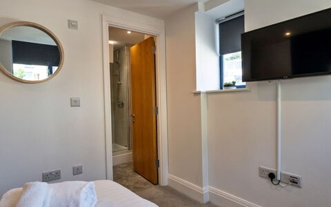 Harbour View: Wand, Interior Design, Schlafzimmer, Flooring, Bett, Fussboden, Bedding, Bettdecke, Zimmer, Decke