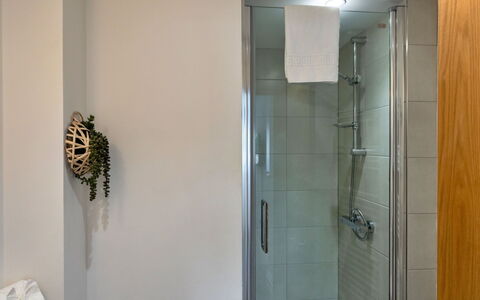 Harbour View: Wand, Badezimmer, Interior Design, Flooring, Armatur, Fussboden, Beleuchtung, Installation, Dusche, Glas