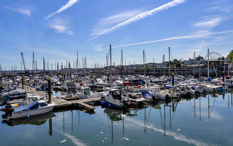 Harbour View: Boot, Blau, Wasser, Yachthafen, Watercraft, Boote Und Boating - Geräte Und Materialien, Wasserweg, Hafen, Mast, Hafen