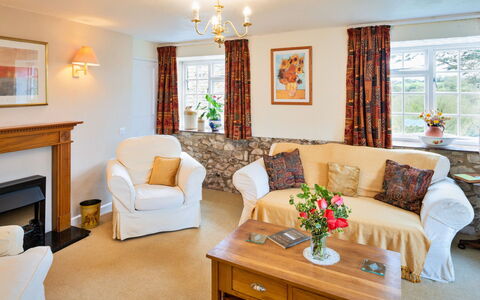 Lea Hill, Nuthatch: Möbel, Interior Design, Couch, Holz, Decke, Zimmer, Beleuchtung, Wohnzimmer, Flooring, Fussboden
