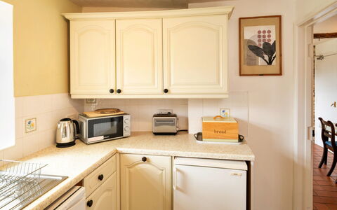 Lea Hill, Nuthatch: Countertop, Küche, Küchengerät, Cabinetry, Interior Design, Major Appliance, Holz, Möbel, Flooring, Beleuchtung