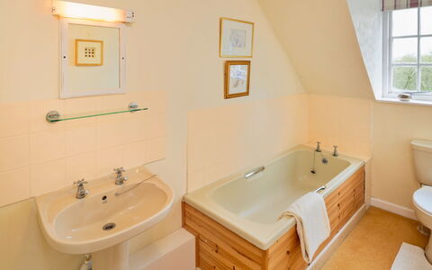 Lea Hill, Nuthatch: Armatur, Flooring, Interior Design, Holz, Badezimmer, Fussboden, Badewanne, Installation, Zapfhahn, Zimmer