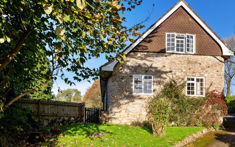 Lea Hill, Nuthatch: Gebäude, Fenster, Haus, Ast, Hütte, Strauch, Dach, Zuhause, Ländliches Gebiet, Bauernhaus