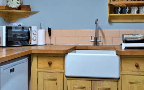 Palm Cott: Holz, Armatur, Countertop, Flooring, Cabinetry, Küche, Interior Design, Zapfhahn, Installation, Sinken