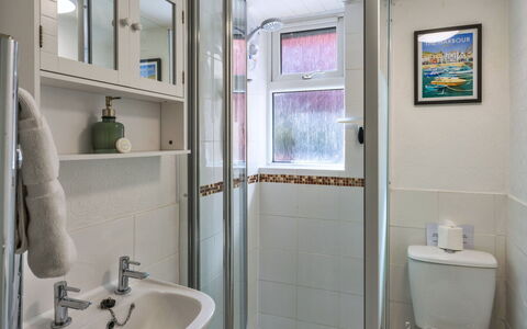 Palm Cott: Armatur, Badezimmer, Bad Sink, Sinken, Flooring, Interior Design, Fussboden, Zapfhahn, Installation, Zimmer