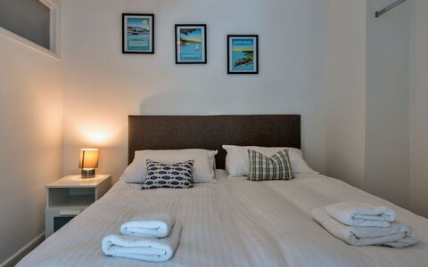 Palm Cott: Bett, Schlafzimmer, Interior Design, Bedding, Möbel, Fussboden, Bettdecke, Wand, Flooring, Holz