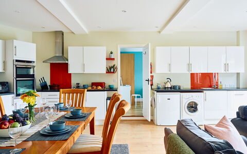 The Barn at Courtleigh: Möbel, Interior Design, Flooring, Fussboden, Holz, Decke, Küche, Zimmer, Major Appliance, Stuhl