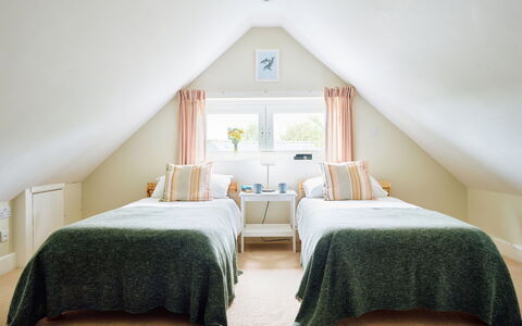 The Barn at Courtleigh: Bett, Interior Design, Schlafzimmer, Möbel, Bedding, Decke, Holz, Bettdecke, Fussboden, Zimmer