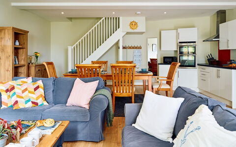 The Barn at Courtleigh: Möbel, Interior Design, Couch, Flooring, Fussboden, Holz, Decke, Wohnzimmer, Zimmer, Tabelle