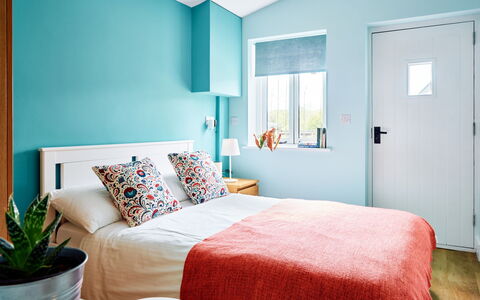 The Barn at Courtleigh: Blau, Möbel, Bett, Schlafzimmer, Bedding, Interior Design, Bettdecke, Linens, Textil, Zimmer