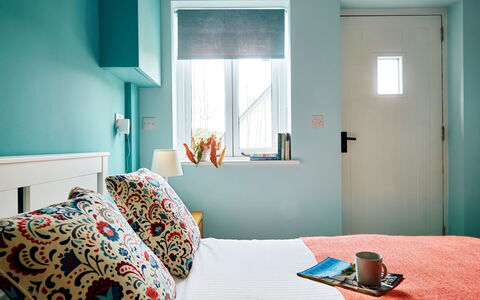 The Barn at Courtleigh: Möbel, Schlafzimmer, Interior Design, Wand, Bett, Bedding, Bettdecke, Linens, Zimmer, Textil