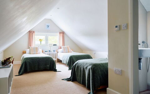 The Barn at Courtleigh: Bett, Interior Design, Möbel, Schlafzimmer, Flooring, Fussboden, Wand, Decke, Holz, Bedding