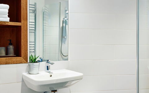 The Barn at Courtleigh: Badezimmer, Interior Design, Wand, Flooring, Armatur, Fussboden, Toilette, Spiegel, Installation, Bad Sink
