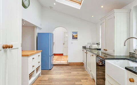 Larkrise: Interior Design, Flooring, Möbel, Wand, Fussboden, Cabinetry, Holz, Countertop, Decke, Küche