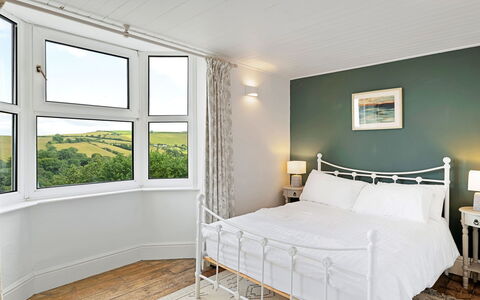 Larkrise: Interior Design, Bett, Schlafzimmer, Flooring, Wand, Möbel, Bedding, Fussboden, Bettdecke, Decke