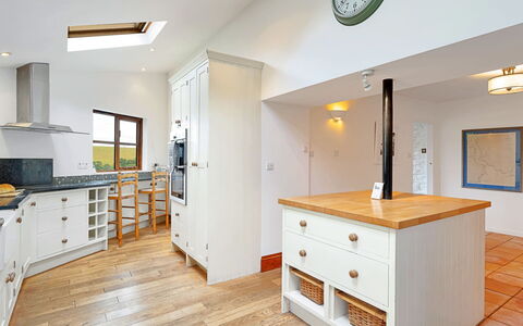 Larkrise: Möbel, Flooring, Interior Design, Cabinetry, Holz, Küche, Countertop, Fussboden, Decke, Küchengerät