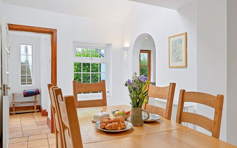 Larkrise: Möbel, Flooring, Interior Design, Fussboden, Holz, Tabelle, Decke, Küche & Esszimmer Tisch, Esszimmer, Stuhl