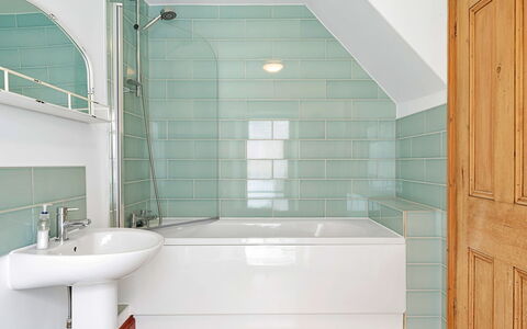 Larkrise: Flooring, Wand, Badezimmer, Fussboden, Interior Design, Armatur, Badewanne, Installation, Fliese, Zapfhahn