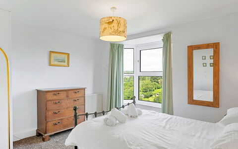 Larkrise: Bett, Möbel, Bedding, Schlafzimmer, Interior Design, Bettdecke, Wand, Holz, Fussboden, Linens