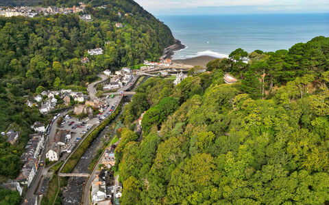 River Cottage: Vegetation, Natürliche Landschaft, Landschaft, Hochland, Küste, Küsten Und Ozeanische Forms, Terrain, Bergstation, Touristenattraktion, Landspitze