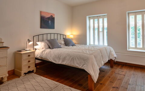 River Cottage: Bett, Bedding, Schlafzimmer, Möbel, Bettdecke, Interior Design, Fussboden, Flooring, Holz, Decke