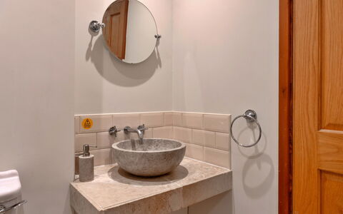 River Cottage: Armatur, Bad Sink, Flooring, Badezimmer, Interior Design, Installation, Zapfhahn, Fussboden, Sinken, Zimmer