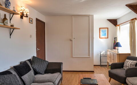 Trimstone Manor - Manor Cottage: Möbel, Interior Design, Wand, Couch, Flooring, Holz, Zimmer, Fussboden, Decke, Wohnzimmer
