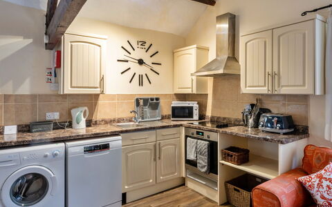 Trimstone Manor - Granary Cottage: Möbel, Interior Design, Major Appliance, Flooring, Decke, Fussboden, Küche, Zimmer, Countertop, Cabinetry