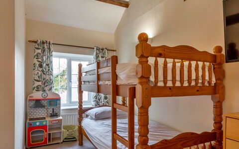 Trimstone Manor - Granary Cottage: Interior Design, Möbel, Flooring, Holz, Fussboden, Bett, Schlafzimmer, Zimmer, Decke, Beleuchtung