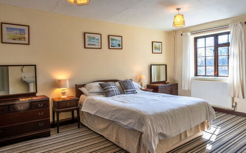 Trimstone Manor - Mill Cottage: Bett, Möbel, Interior Design, Schlafzimmer, Fussboden, Flooring, Wand, Bettdecke, Bedding, Zimmer