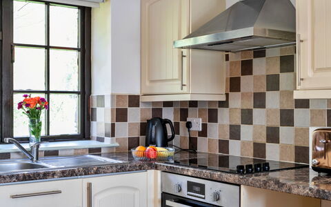 Trimstone Manor - Mill Cottage: Küche, Countertop, Interior Design, Flooring, Küchengerät, Fussboden, Cabinetry, Armatur, Zapfhahn, Zimmer