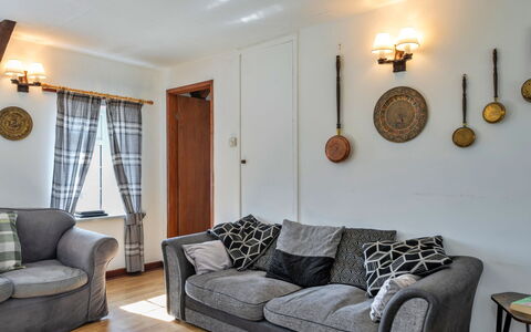 Trimstone Manor - Mill Cottage: Möbel, Interior Design, Couch, Wand, Flooring, Fussboden, Holz, Zimmer, Wohnzimmer, Zuhause