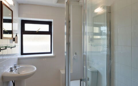 Trimstone Manor - Mill Cottage: Flooring, Armatur, Fussboden, Interior Design, Badezimmer, Decke, Bad Sink, Sinken, Zimmer, Installation