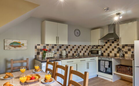 Trimstone Manor - Paddock Cottage: Möbel, Interior Design, Holz, Flooring, Decke, Küche, Fussboden, Zimmer, Countertop, Cabinetry