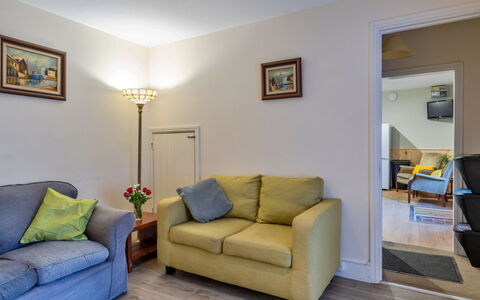 Trimstone Manor - Paddock Cottage: Möbel, Couch, Interior Design, Flooring, Wand, Fussboden, Holz, Wohnzimmer, Zimmer, Wohnung