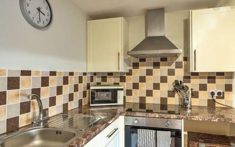 Trimstone Manor - Paddock Cottage: Küche, Countertop, Küchengerät, Major Appliance, Flooring, Interior Design, Holz, Cabinetry, Armatur, Fussboden