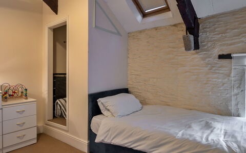 Trimstone Manor - Paddock Cottage: Wand, Schlafzimmer, Bett, Interior Design, Möbel, Fussboden, Bedding, Bettdecke, Flooring, Zimmer
