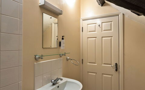 Trimstone Manor - Paddock Cottage: Wand, Armatur, Flooring, Fussboden, Bad Sink, Badezimmer, Sinken, Interior Design, Installation, Zapfhahn