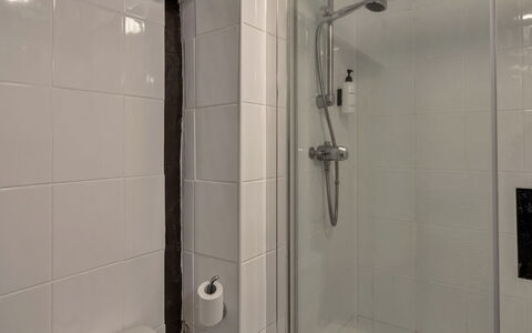 Trimstone Manor - Mill Apartment: Badezimmer, Wand, Armatur, Flooring, Fussboden, Dusche, Interior Design, Installation, Duschkopf, Zimmer