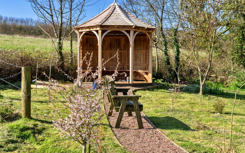 Trimstone Manor - Mill Apartment: Holz, Gazebo, Strauch, Pavillon, Pflanzengemeinschaft, Garten, Gartenbauten, Outdoor Struktur, Ground