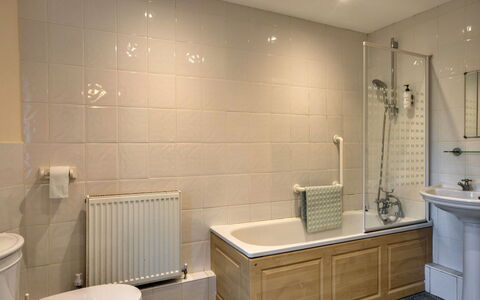 Trimstone Manor - Lee, Studio Apartment: Badezimmer, Flooring, Armatur, Fussboden, Wand, Interior Design, Sinken, Bad Sink, Zapfhahn, Badewanne