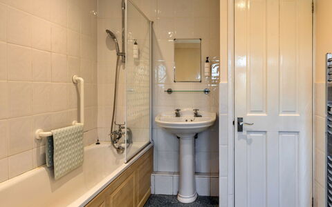 Trimstone Manor - Lee, Studio Apartment: Badezimmer, Armatur, Flooring, Wand, Interior Design, Fussboden, Bad Sink, Sinken, Toilette, Zapfhahn