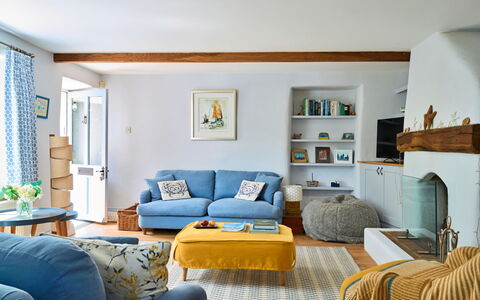 The Anchorage: Möbel, Interior Design, Couch, Wand, Flooring, Zimmer, Wohnzimmer, Holz, Fussboden, Tabelle