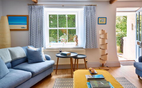 The Anchorage: Möbel, Interior Design, Flooring, Holz, Fussboden, Zimmer, Couch, Wohnzimmer, Textil, Beleuchtung