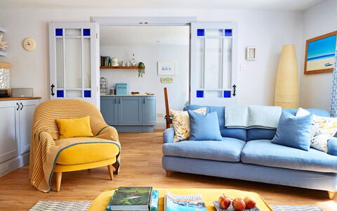 The Anchorage: Möbel, Interior Design, Couch, Holz, Flooring, Wohnzimmer, Zimmer, Fussboden, Kissen, Textil
