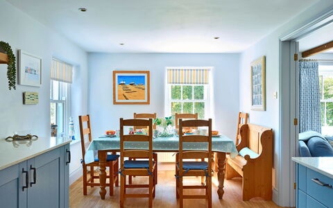 The Anchorage: Möbel, Blau, Flooring, Interior Design, Fussboden, Holz, Decke, Stuhl, Tabelle, Esszimmer